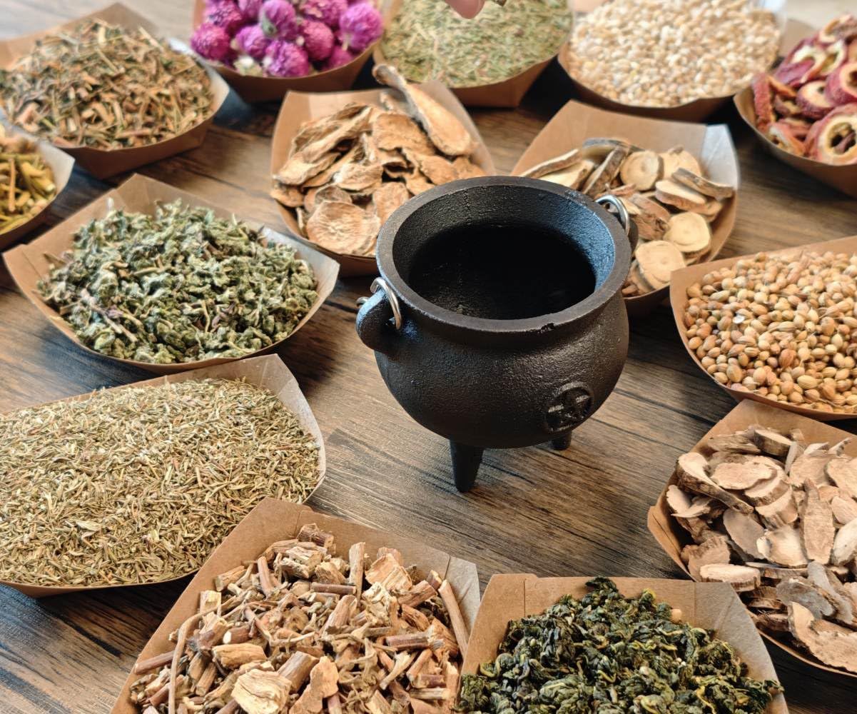30 Dried Herbs for Witchcraft & Ritual Incense – Magical Kit for Spell Jars, Smudging, Spiritual Healing – Wiccan Altar Supplies & Crystal Spoon